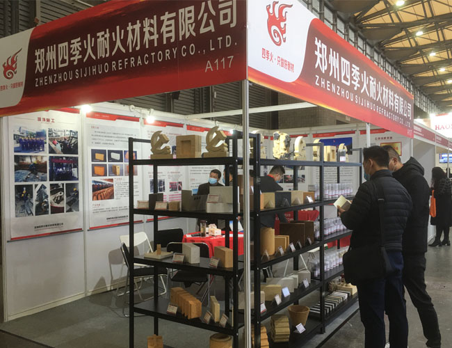 郭經理給客戶推薦合適的耐火磚產品