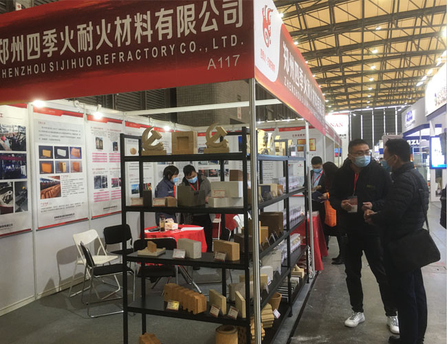 客戶詢問耐材產品，郭經理跟客戶溝通具體的工況